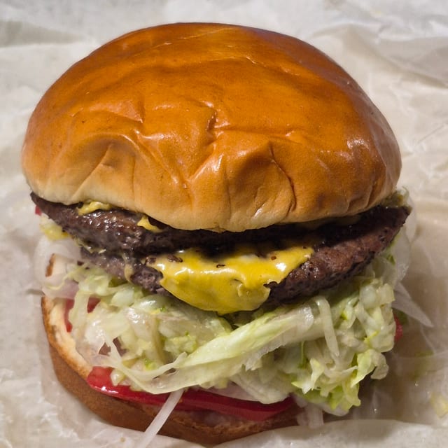 Cheese Burger W/Fries.