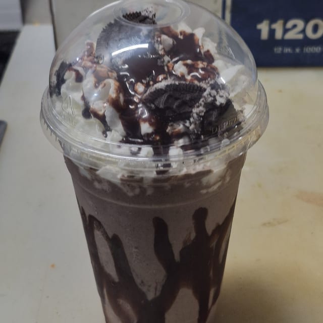 20 oz Oreo Shake.